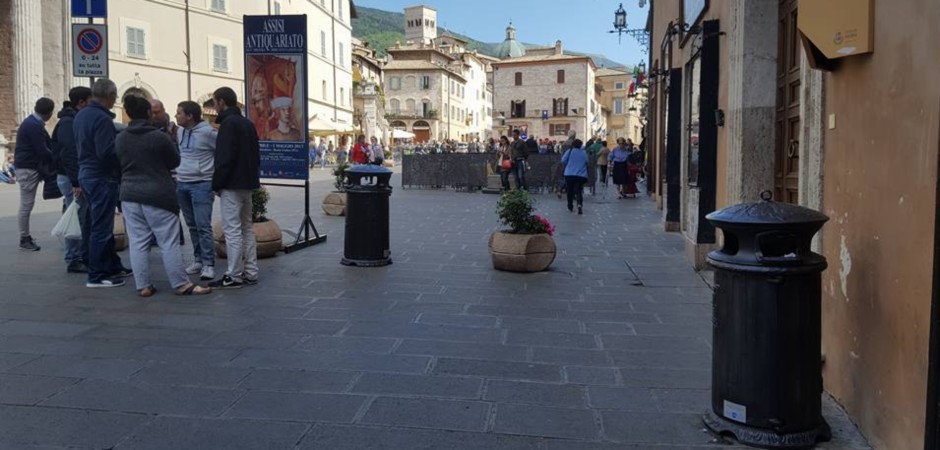 Cestino stradale in ghisa modello centro storico.jpg