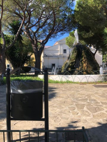 Arredo urbano cestino stradale raccolta differenziata modello Capri