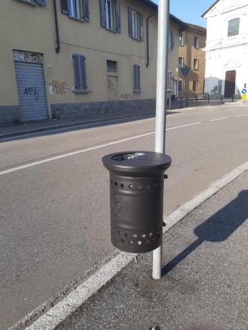 Cestino stradale con posacenere modello Aprilia con staffe per palo esistente