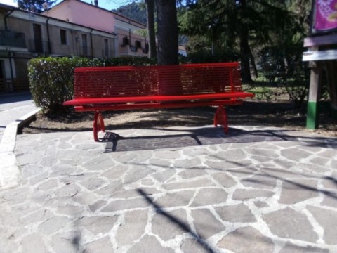 Panchina arredo urbano modello Allegra Rossa contro la violenza sulle donne