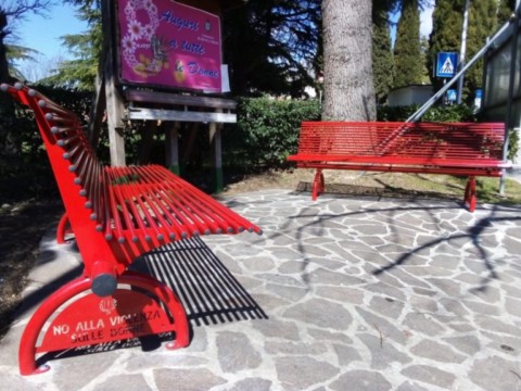 Panchina per arredo urbano modello Allegra Rossa contro la violenza sulle donne