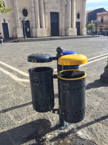 cestino di arredo urbano per la raccolta differenziata 