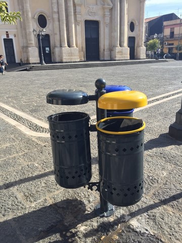 Cestino raccolta differenziata arredo urbano Catania