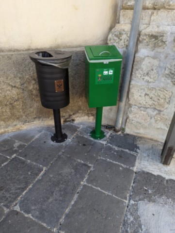 cestino raccolta differenziata modello Dog Arredo urbano 