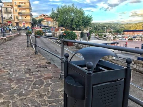 Arredo urbano cestino raccolta differenziata modello Trentino II
