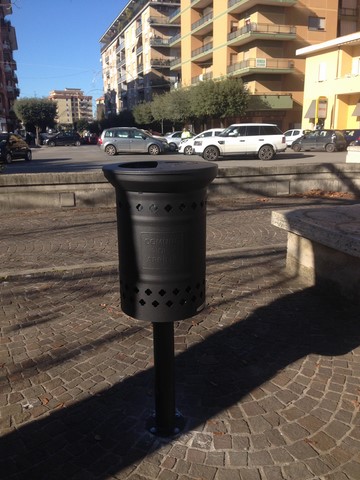Cestino portarifiuti per arredo urbano con posacenere Aprilia 
