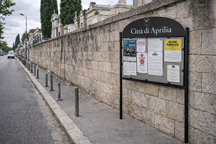 Installazione Bacheca per affissioni modello Lounge 416 ELUX