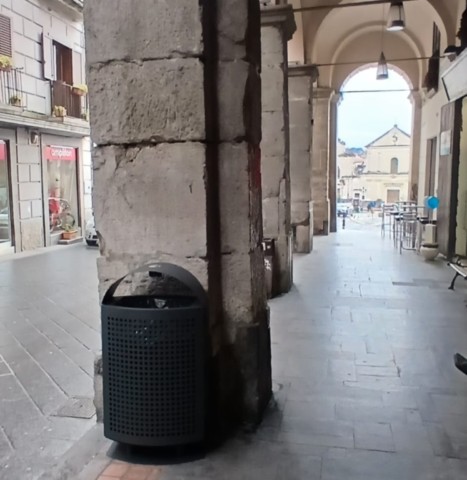 Cestino stradale 100 litri modello Cave 689/CP con posacenere ELUX