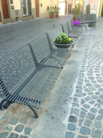 Panchina stradale per arredo urbano modello Allegra