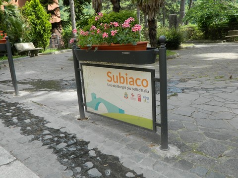 Arredo urbano Parapedonale con fioriera Enea