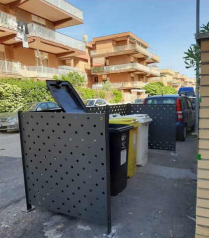 Copri bidoni e isole ecologiche